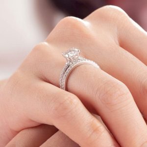 Lyanna Moissanite Ring (1 Ct)